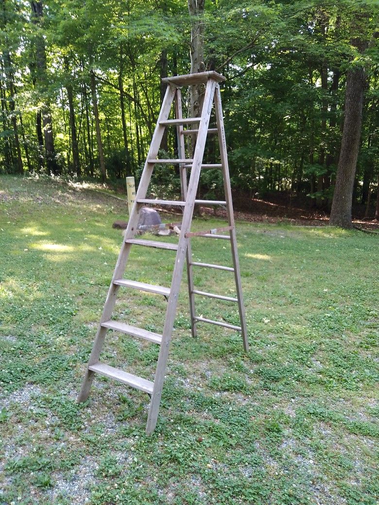 8 FOOT WOODEN STEP LADDED IN REAL GOOD SHAPE VERY STURDY 65 DOLLARS