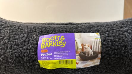 Boots & Barkley small pet Bed.  18 in x 20in