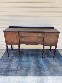 Antique Hepplewhite or Federal style mahogany sideboard buffet