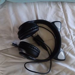Bluetooth Light Up Cat Ears Headphones 