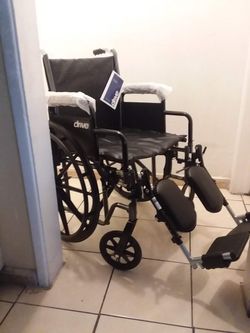 DRIVE SILVER SPORT II WHEELCHAIR 18" WIDTH ELEVATED LEGREST