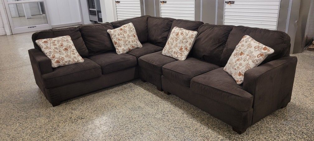 Sectional Couch (I CAN DELIVER)