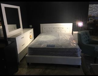White Queen Tufted Platform Bed