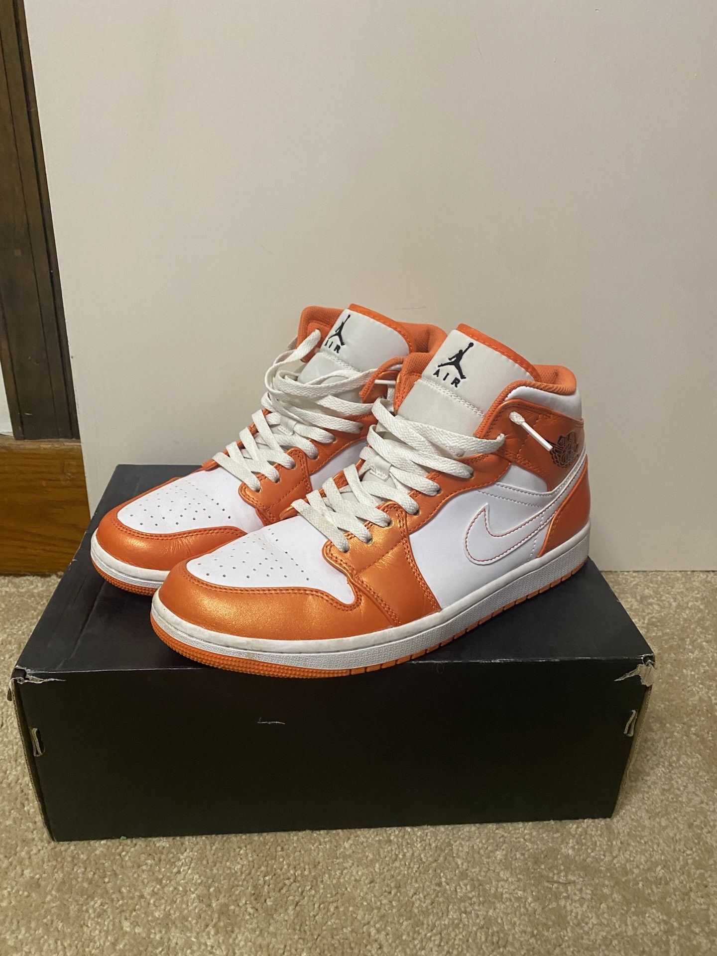 Air Jordan 1. Men’s Size 9.5.