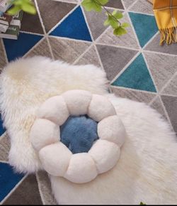 Cozy Flower-Shaped Cat/Puppy Bed – New