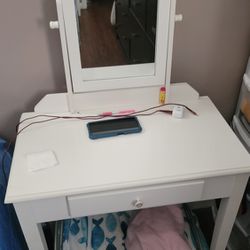 Make Up Desk And Seat
