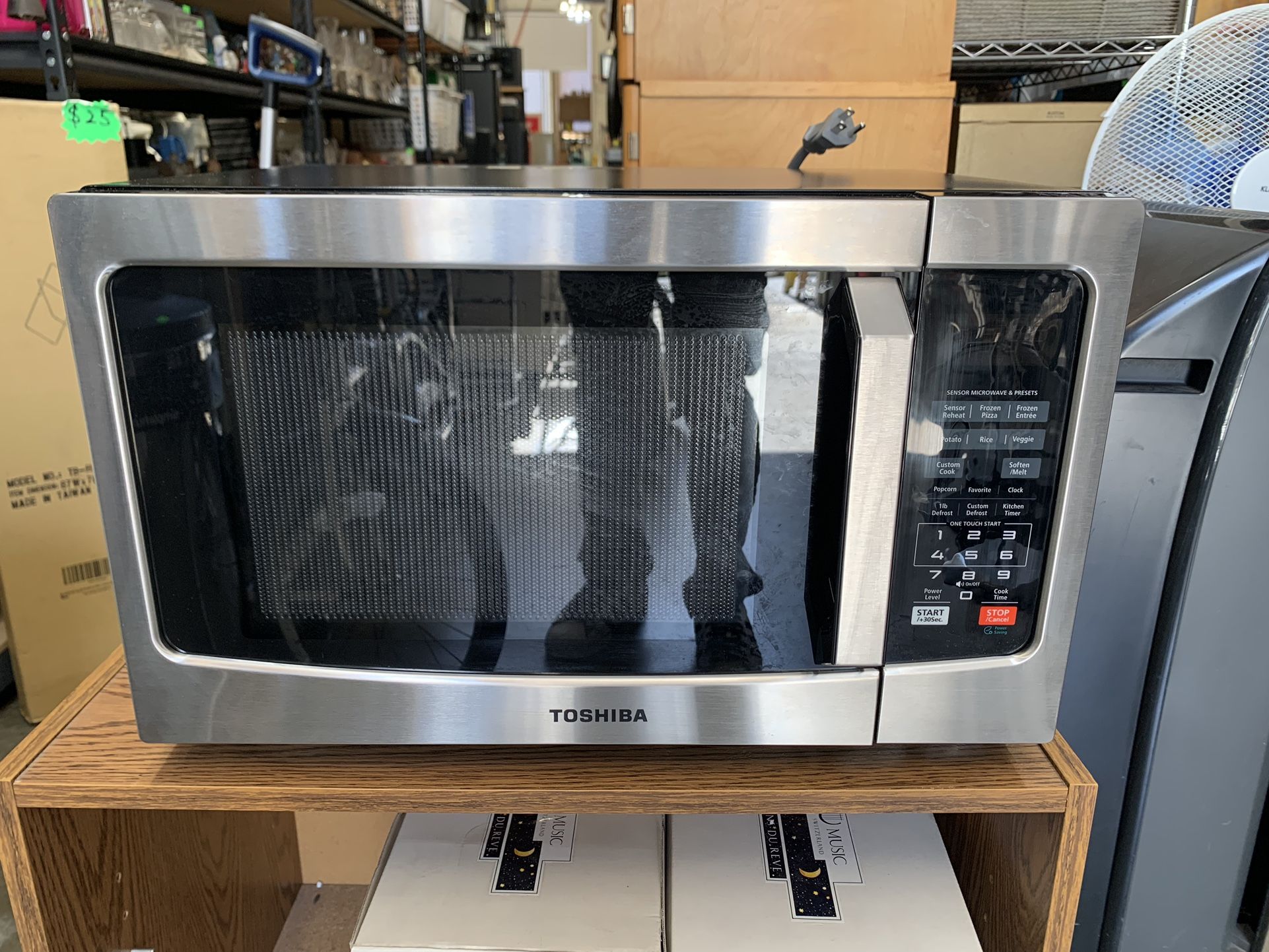 Toshiba 1.2-cu ft 1000-Watt Countertop Microwave Stainless Steel Very Clean and Excellent Condition