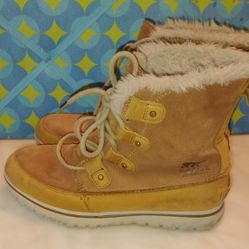 SOREL Size 8  cozy Joan Winter Boot