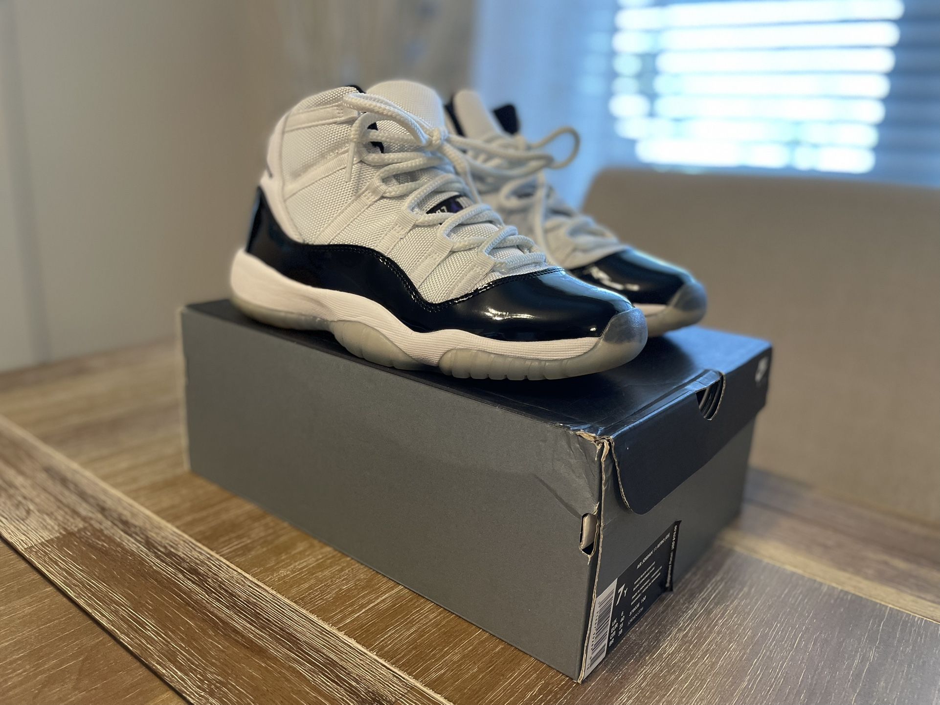 Nike Air Jordan 11 Retro GS Concord White Black 2018 Size 7Y