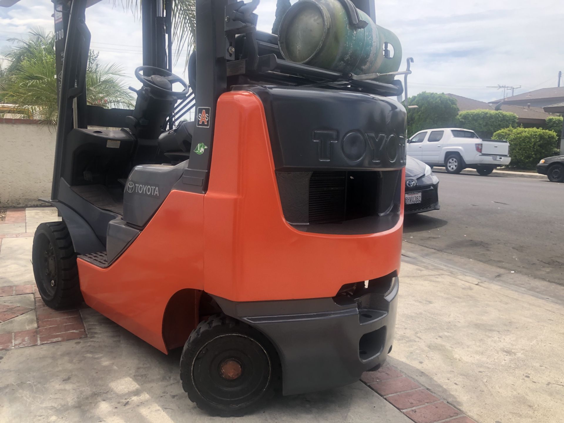 2012 Toyota forklift three stage mast side shift pneumatic tires 4000 lbs