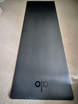Alo Yoga Warrior Gym Yoga Black Mat 74 x 26.5 for Sale in Seattle,  Washington - OfferUp