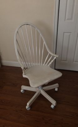 Swivel wooden roller chair