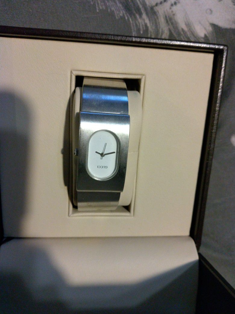 Gucci 2400 Series Watch