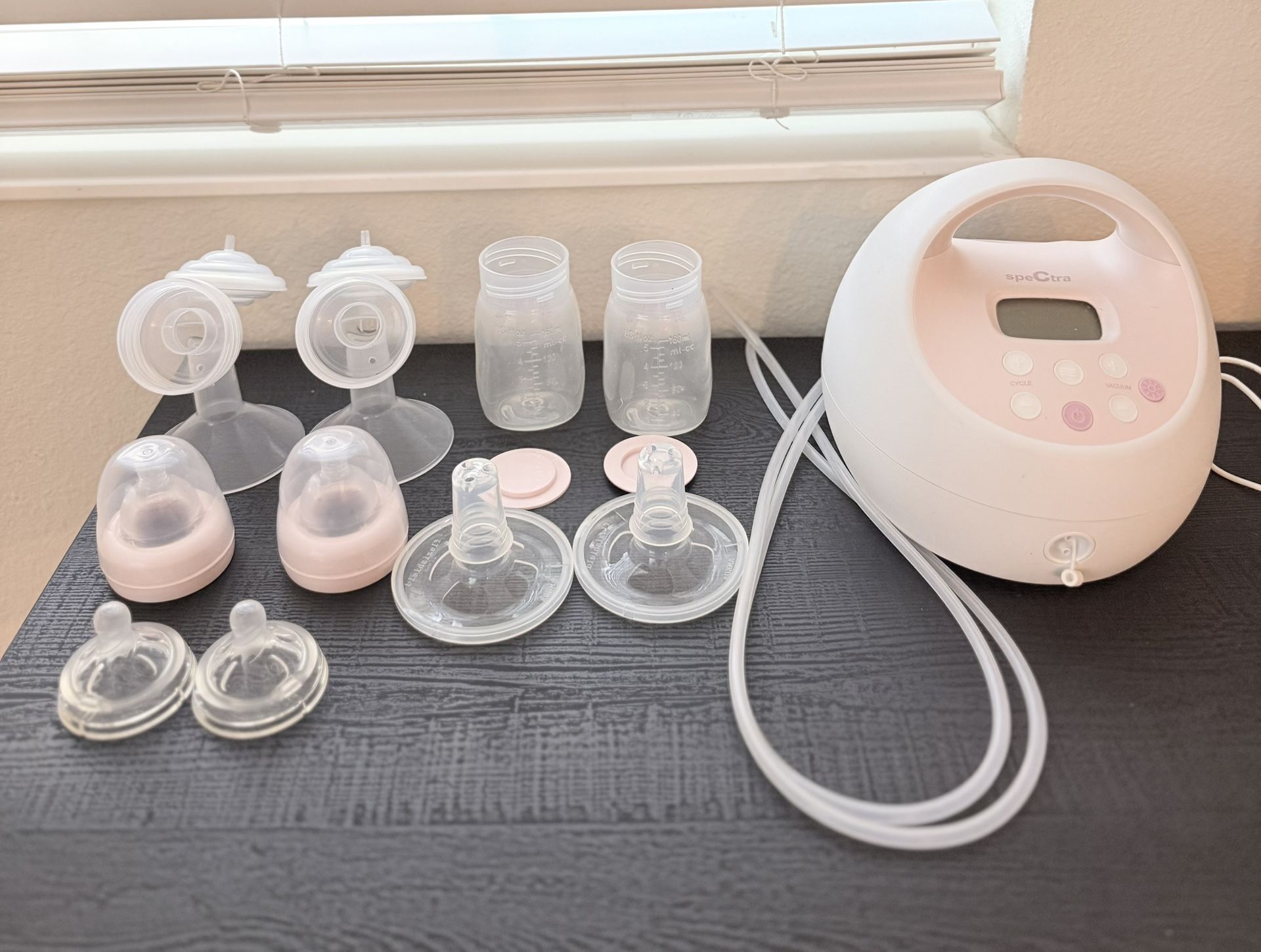 Selling Spectra breast pump with accessories