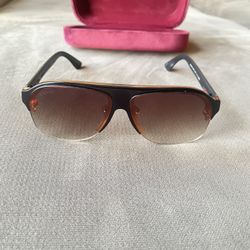 Vintage Gucci sunglasses for women and men unisex Chic Gucci sunglasses brown with a black frame. Brown gradient lenses. Elegant design. Gentle used