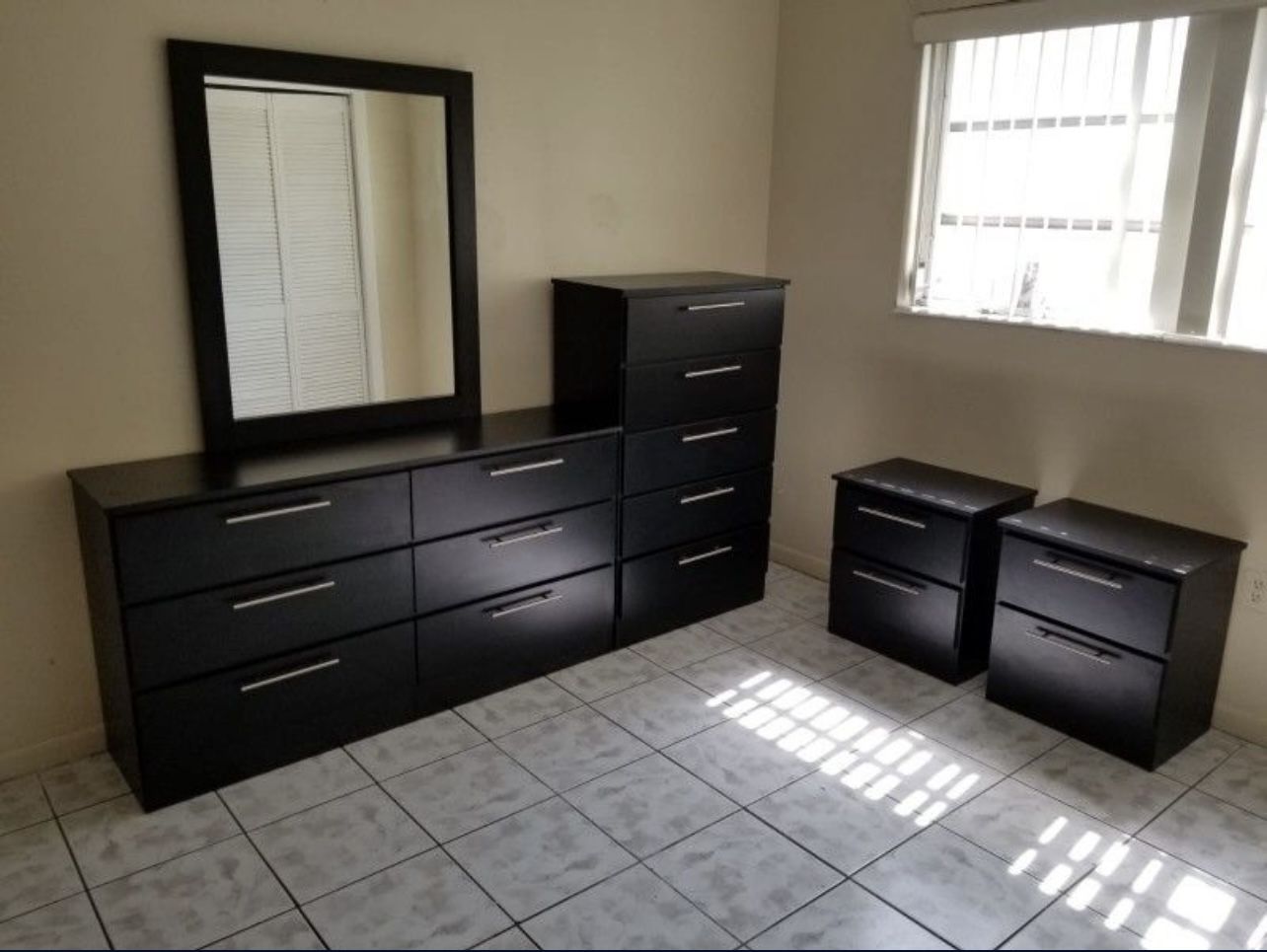 Dresser Whit Mirror, Chest And 2 Nightstands - Cómoda Con Espejo , Gavetero Y 2 Mesitas De Noche