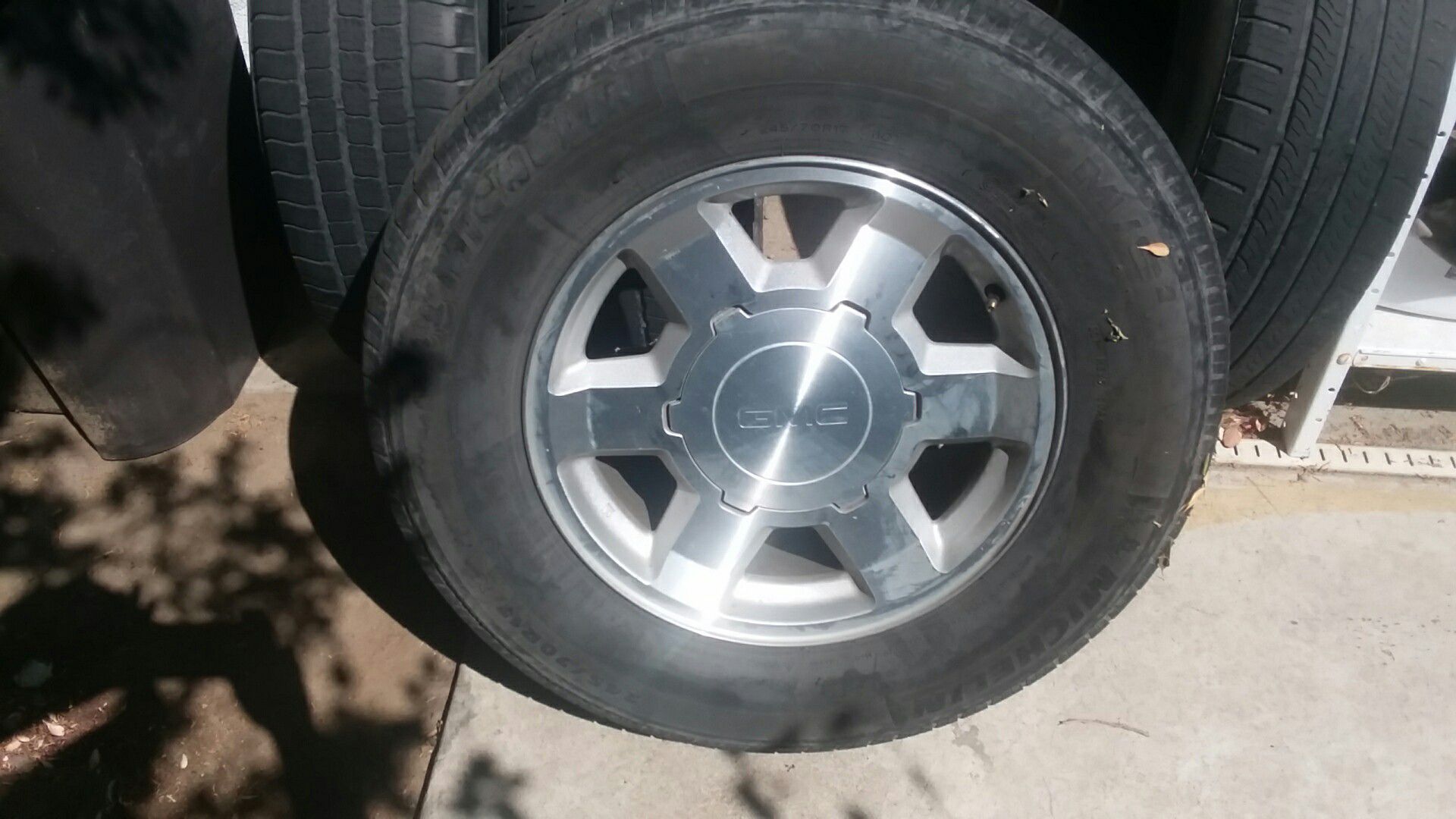 4 2007 GMC WHEELS AND TIRES
