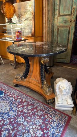 Beautiful, elegant Round table