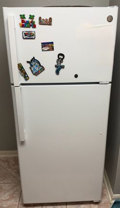 GE White Top-Freezer Refrigerator