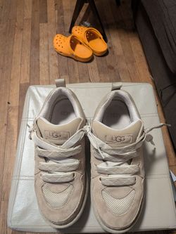 UGG Lo Lowmel Size 10M/11W