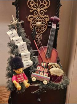 KIRKLAND CHRISTMAS GRANDFATHER CLOCK