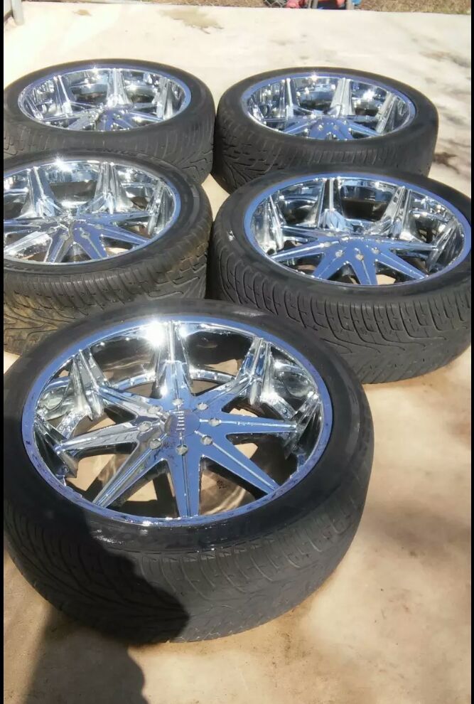 5 Dub 26' wheels. Fits 8 lug H2 Hummer , Ford , and Dodge. Wheels have 80% life. All in good condition.