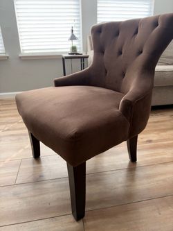 Brown Tufted Accent Chair – Comfortable & Stylish
