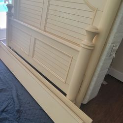 Beautiful Coastal Queen Bed And Mattress 