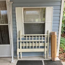 Country White Twin Spindle Platform Bed Frame Complete With Rails And Slats