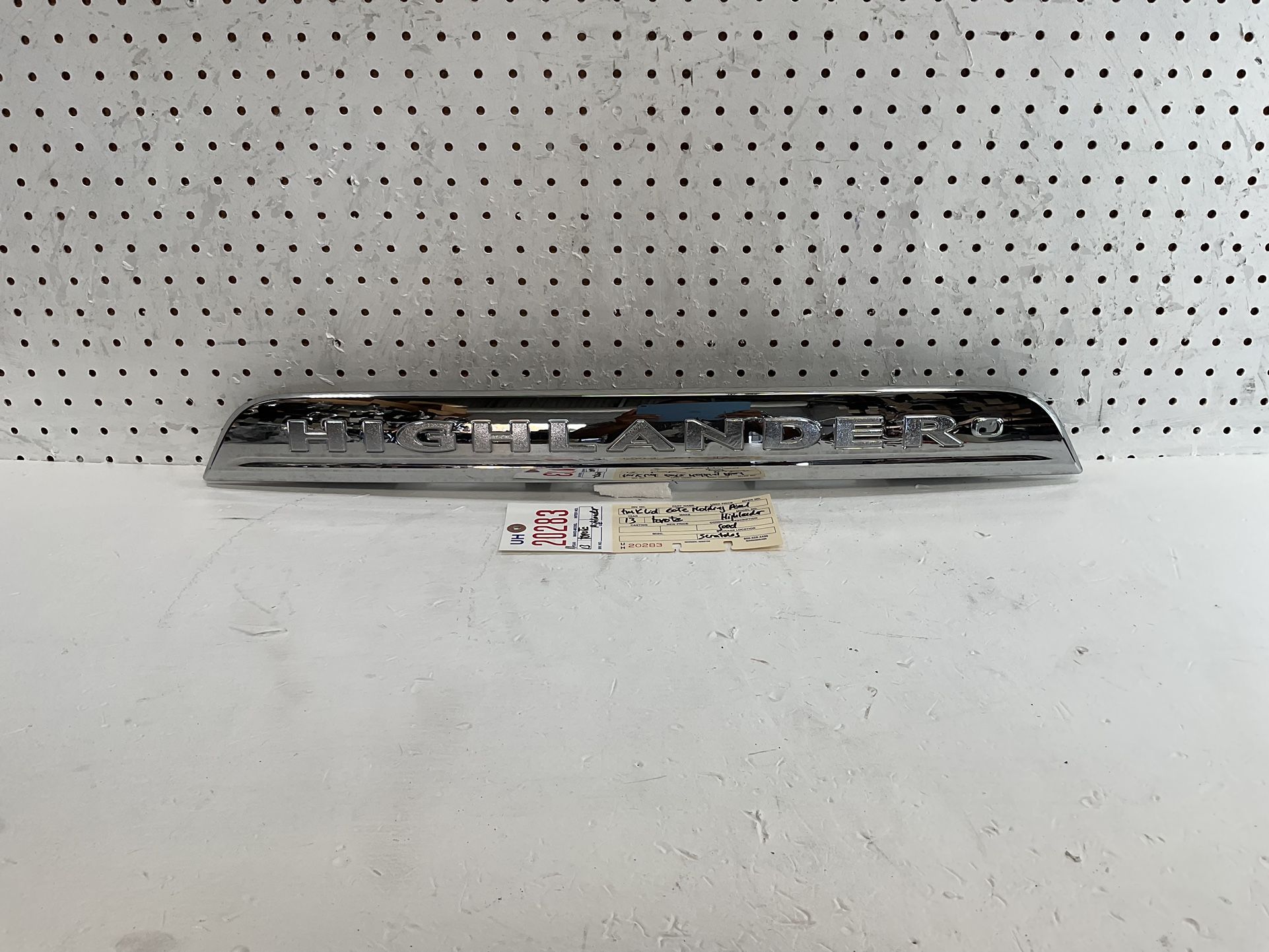 2011 2013 TOYOTA HIGHLANDER TRUNK LID TAIL LIFT GATE MOLDING OEM