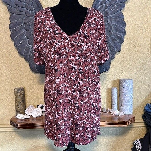 In every Story Floral VNeck Tee Shirt