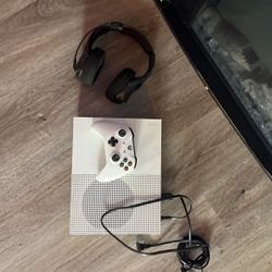 Xbox One (1TB) With Warzone And Other Games Download On It 