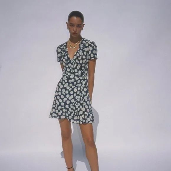 EUC $250 REALISATION PAR Valentina Daisy Silk Mini Dress S Navy Floral Short-Sleeve