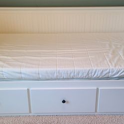 IKEA Hemnes Twin Size Day Bed, Pulls Out To King Size, With 2 Asvang Twin Size Mattresses
