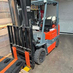 Toyota  forklift for sale, 3500 lb, 3 stage, side shift 