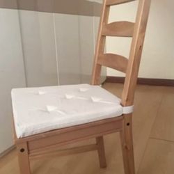 [Solid as a Rock Wooden Chair] – Your Steady Companion Through Thick and Thin, Now Ready for New Adventures