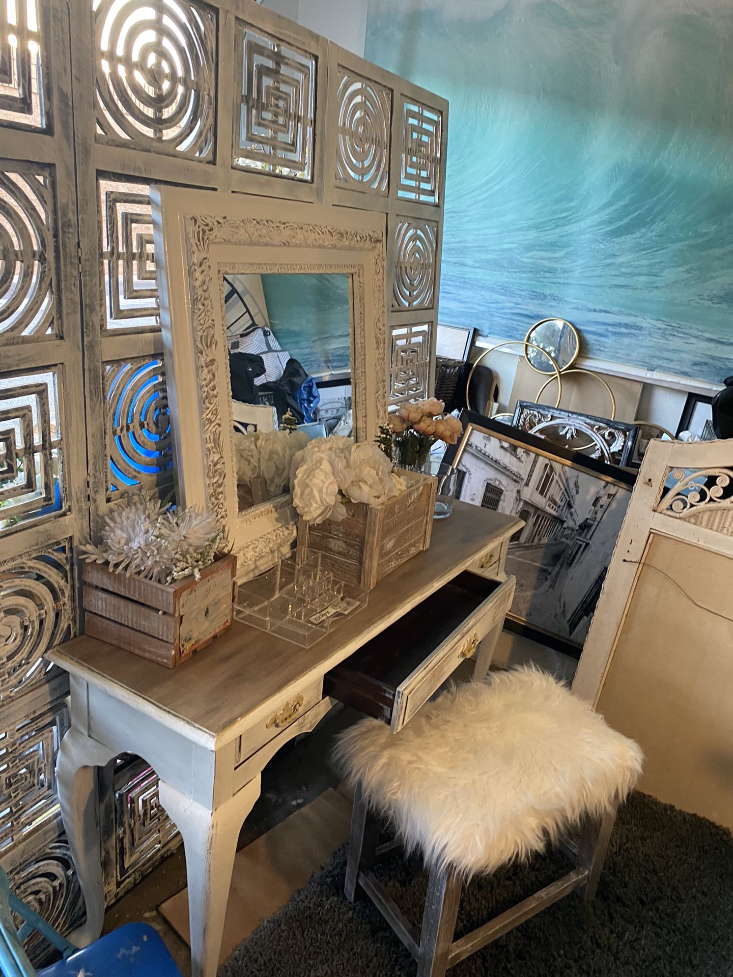 Beautiful :3 Piece Vanity Set. 4 Ft