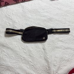 Lululemon Everywhere belt bag