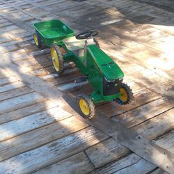 John Deer Pedal Tractor 🚜, $80,OBO..LIKE NEW ,no Deliveries 