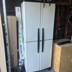 Rubbermaid Cabinet 