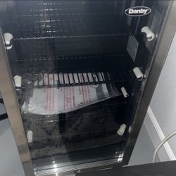 Danby 3.1 cu. ft. Free-Standing Beverage Center 