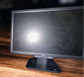 19” Flat Panel Monitor - Monitor (ET.1916B.WDA) has a 15-Pin VGA Port and a DVI Port