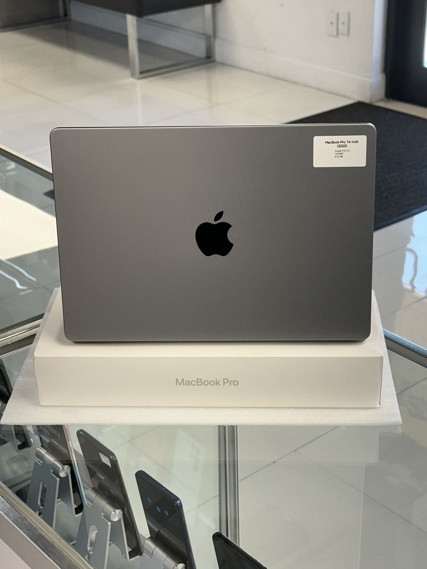 MacBook Pro 14-inch 2023   512 GB  M2 Pro