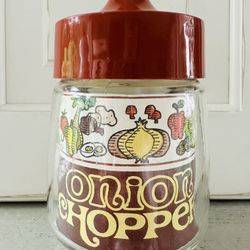 Vintage Federal Onion/ Nut Chopper. Holds 2 cups. Great graphics on the original label. Little to no wear/ use. Looks brand new! 