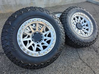 17" LOCK Lunatic w/ 32" Kumho RT tires