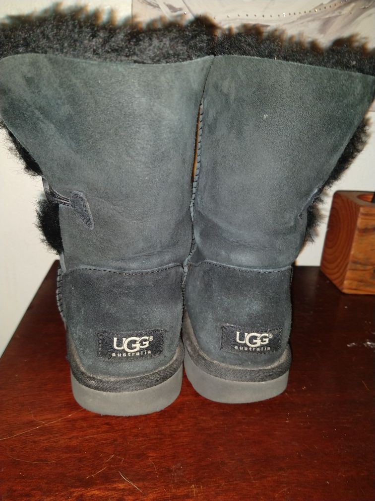 Black Women's Uggs size 7