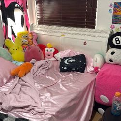 Full Size Antique Girls Bedroom With A Trundle