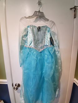 Brand new Frozen Elsa costume, great for Halloween!