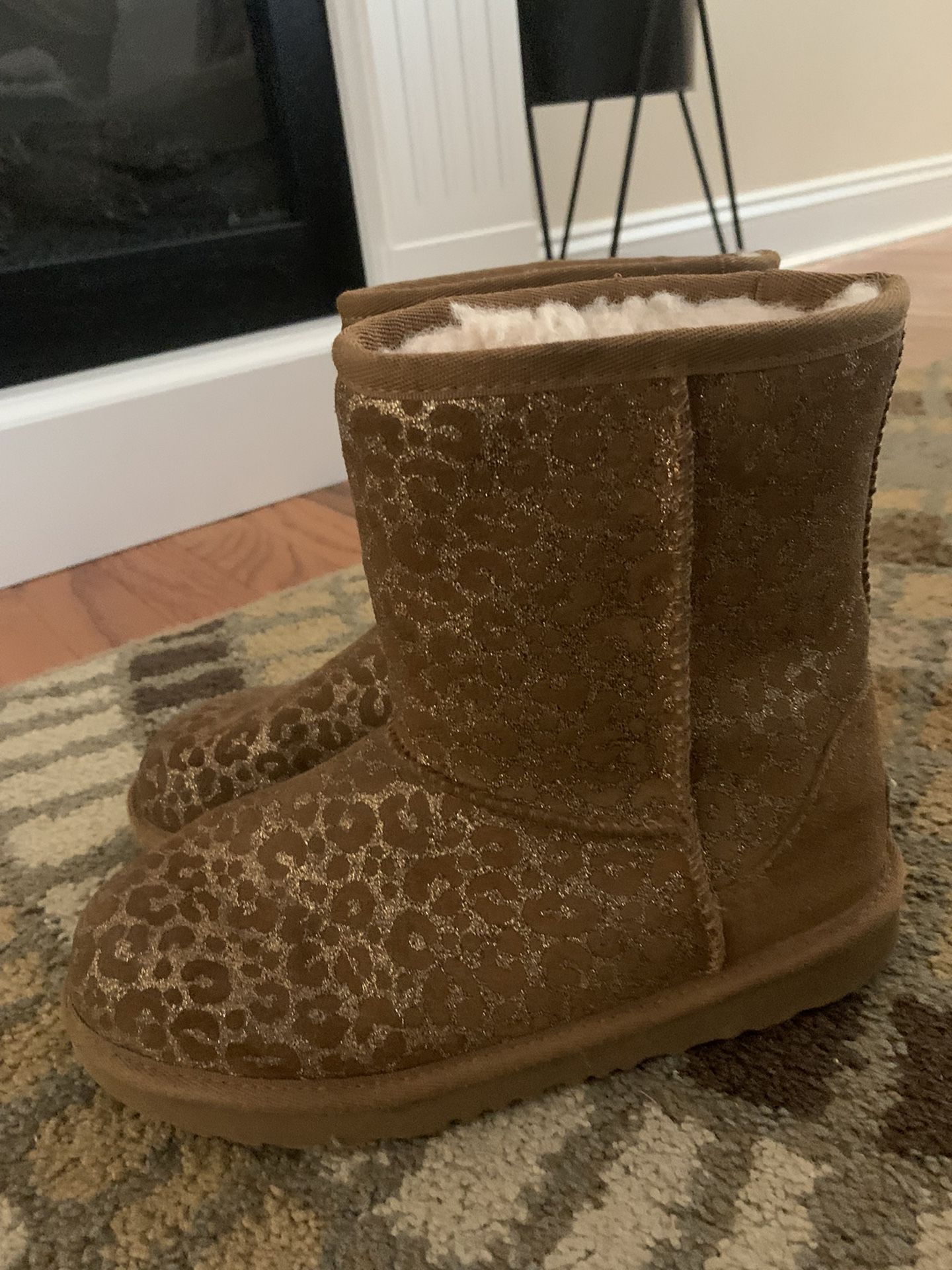 Girls Uggs size 3 EUC $33