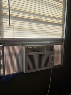 GE window air conditioner unit